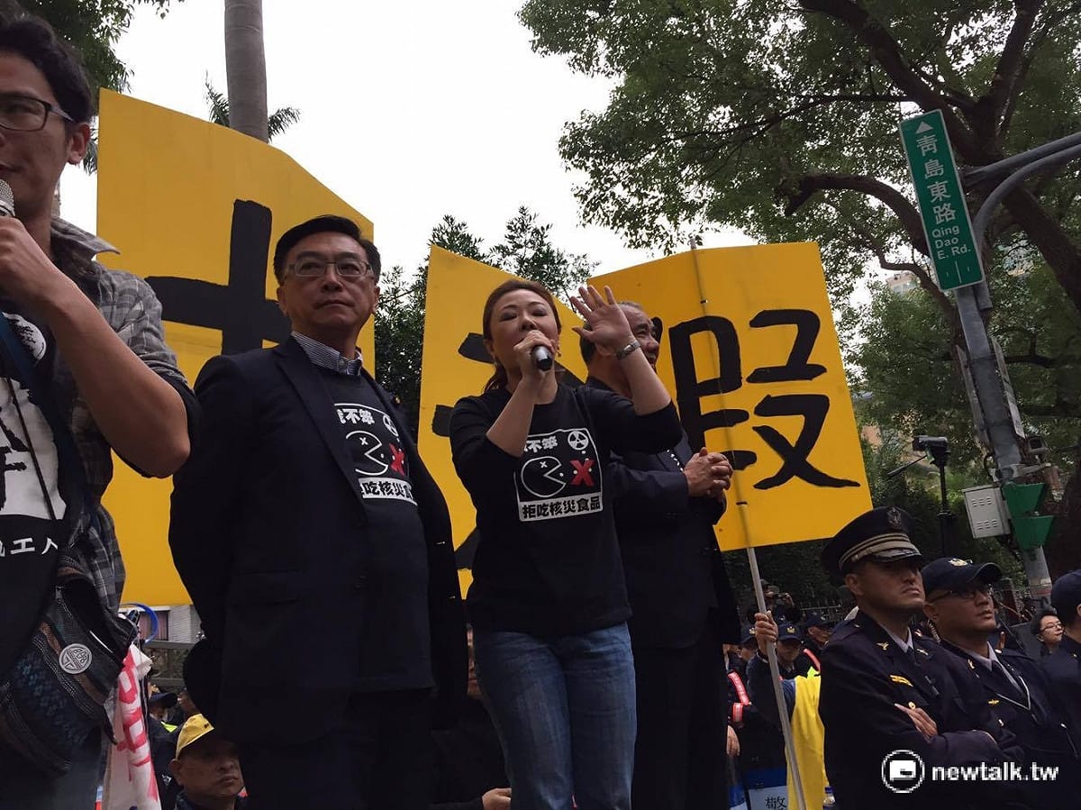 藍委廖國棟、李彥秀及陳宜民2日下午出面力挺勞工，卻反遭到勞團抗議。 圖：鄭佑漢/攝