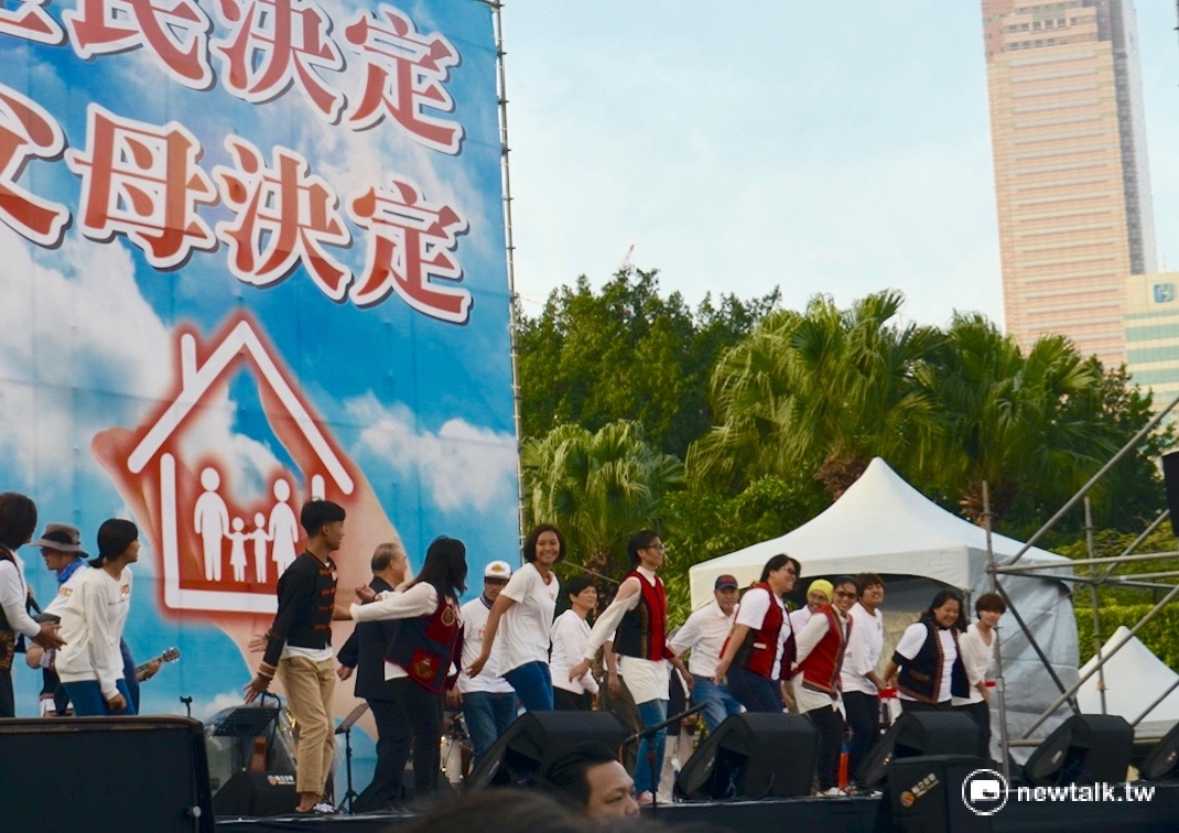 由張信一牧師帶領的原住民族青年、小朋友上台聲援反同群眾，並高唱「我們都是一家人」。 圖：柯昱安/攝