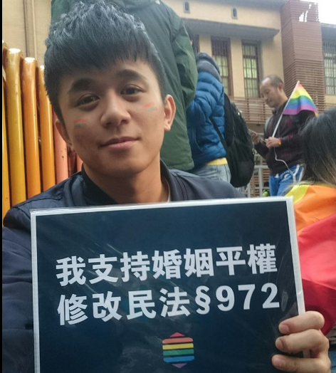 在3日的反同遊行時，挺同人士楊凱鈞因揮舞彩虹旗，遭反同民眾攻擊，4日他發表聲明，呼籲停止暴力停止歧視。 圖：翻攝自楊凱鈞臉書