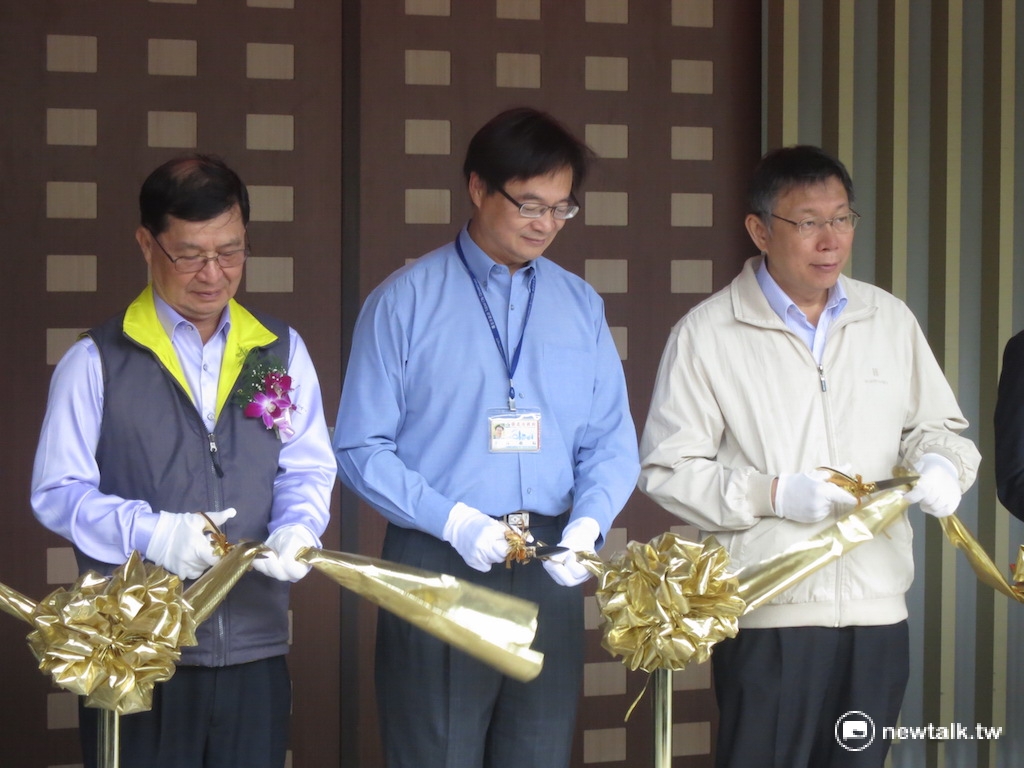 台北市長柯文哲（右）與民政局長藍世聰（中）、工務局長彭振聲（左）替二殯新蓋「景仰樓」剪綵。 圖：呂佳峻/攝