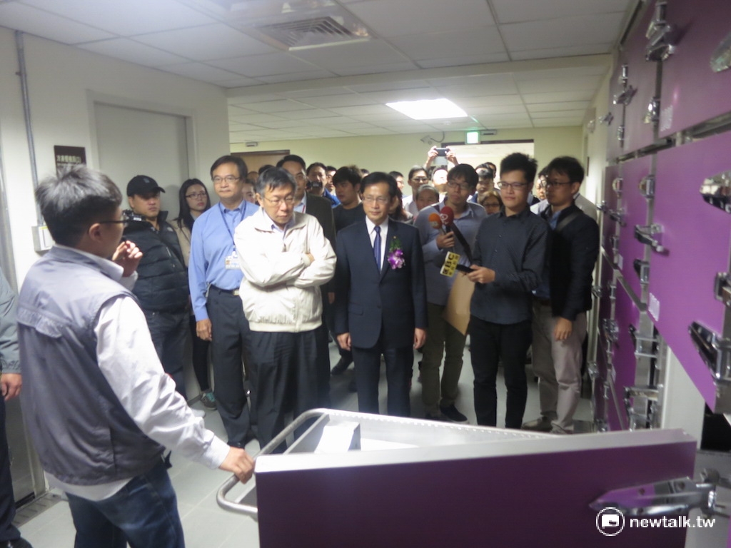 台北市長柯文哲參觀二殯新蓋冰櫃室。 圖：呂佳峻/攝