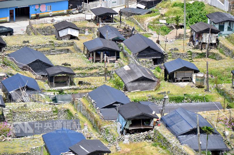 觀光局實際走訪蘭嶼後，決議鬆綁法規，現有的原住民部落民宿只要符合安全要求，可以就地合法。此項修法可望讓蘭嶼、新竹尖石、台東卑南等原住民部落民宿獲得解套。 圖：中央社資料照片