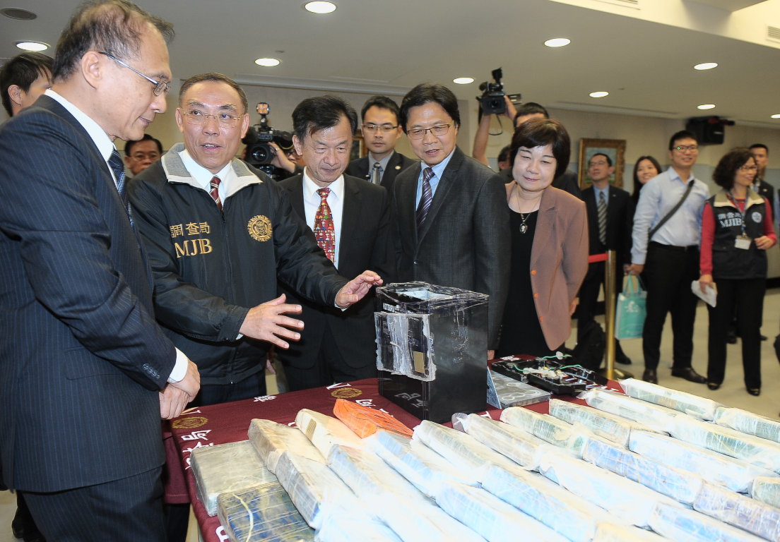 法務部調查局日前偵破我國有史以來最大宗的古柯鹼走私毒品案，總市值超過新台幣21億元，行政院長林全（左一）到調查局嘉勉有功人員。 圖：行政院提供