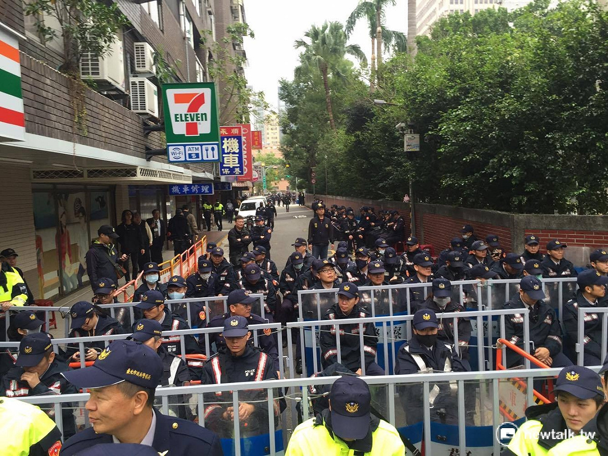 立法院外大批警力戒備。 圖：鄭佑漢/攝
