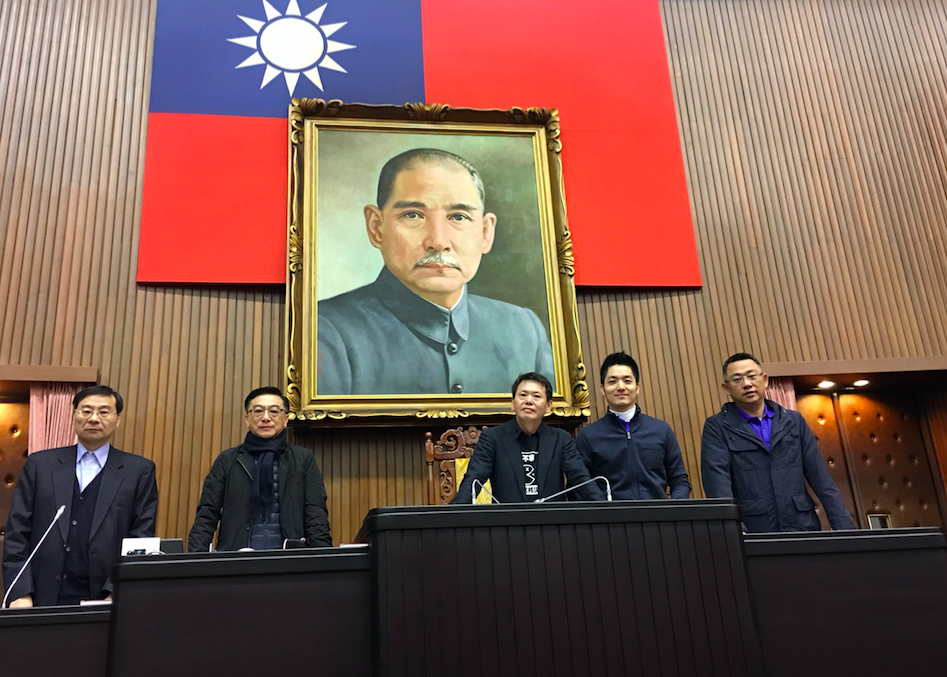 國民黨立委蔣萬安、許毓仁、陳宜民、曾銘宗、楊鎮浯、林為洲一早便佔領主席台，不讓立院議事進行。 圖：陳宜民辦公室提供