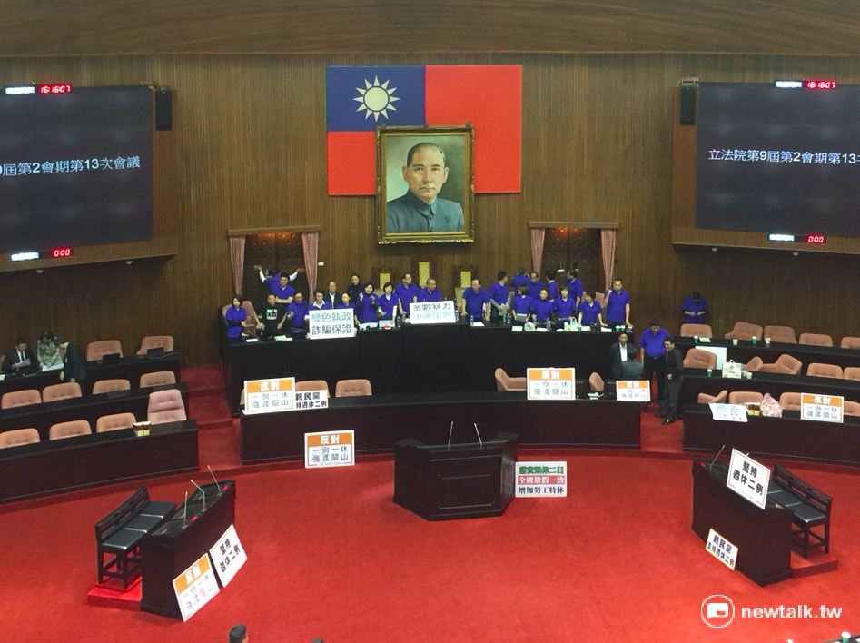 針對《勞基法》修正案，協商毫無共識，國民黨立委全站上主席台抗議。 圖：柯昱安/攝