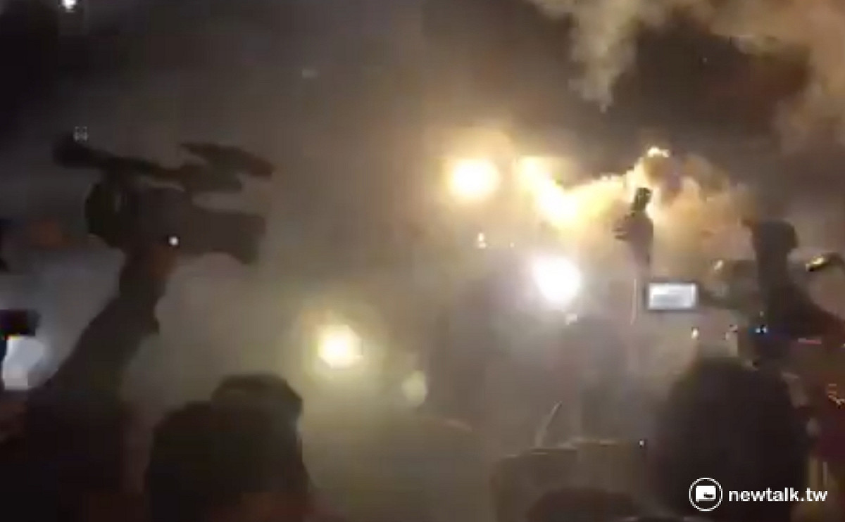 工鬥等勞團在立法院場外點燃煙霧彈，現場煙霧瀰漫，並與警方爆發推擠衝突。 圖：柯昱安/攝