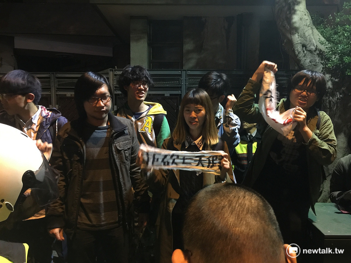6日深夜，約10餘名青年團體成員突襲總統官邸，拿出噴漆在官邸大門噴上「砍假總統」等字樣，青年團體隨後轉移陣地至愛國東路口發表聲明，譴責民進黨背棄承諾。 圖：柯昱安/攝