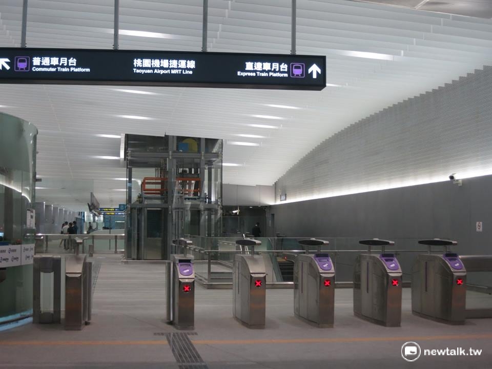 交通部長賀陳旦表示，機場捷運興建、維護成本昂貴，無法按照台北捷運標準訂定，但他提到，經營者會對通勤族提供套票服務，仍可與北捷有相似的水準。 圖：新頭殼資料照片