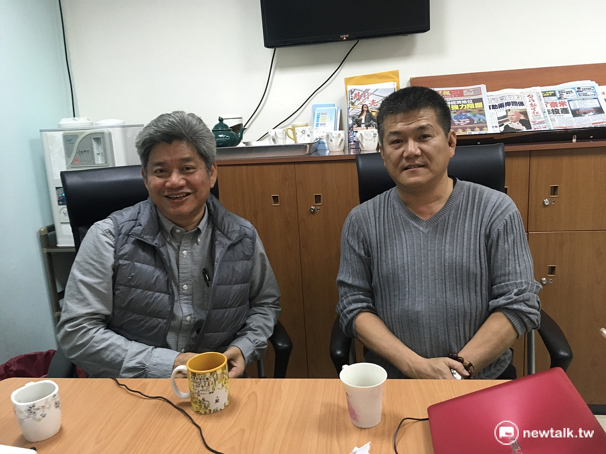 台鐵企業工會理事長張文正(左)指出，一例一休上路後，預估將會出現2500名人力缺口。 圖：呂佳峻/攝