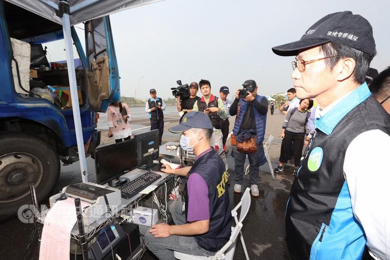 高雄市環保局為有效掃除PM2.5令人困擾的空氣污染問 題，7日稽查1-3期柴油車輛排煙污染，環保署長李應元 （右）南下視導攔檢情形。  圖：中央社