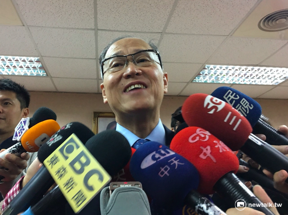 外交部長李大維8日在立法院證實，總統蔡英文將出訪外中美洲，不過，並未安排過境紐約，「不會與美國總統川普會面」。 圖：鄭佑漢/攝