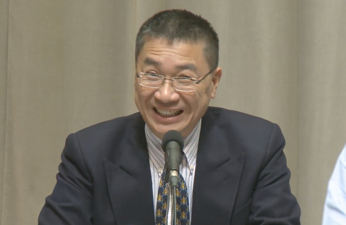 捕蜂捉蛇勤務權責不清，行政院發言人徐國勇笑稱，現在蛇去冬眠、蜂也少了，會趁這個時候解決問題。 圖：翻攝自行政院直播畫面