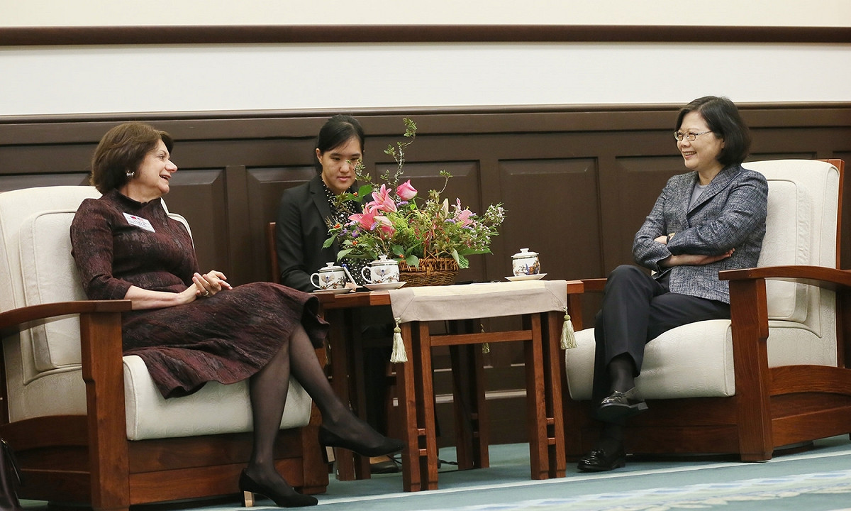總統蔡英文8日上午接見「美國外交政策全國委員會」訪問團。 圖：總統府提供