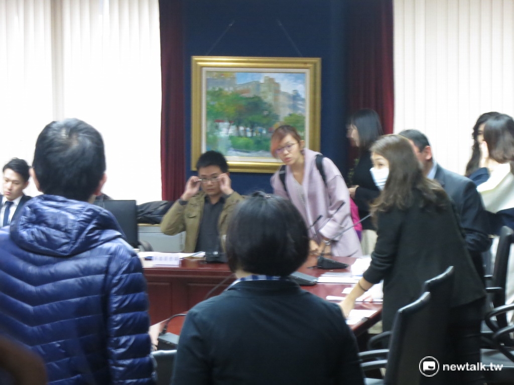 復興航空無預警宣布將解散，千餘位員工頓時面臨資遣命運，而復興航空企業公會也多次與資方進行協商仍未果，因此，北市勞動局8日首度啟動強制勞資協商。 圖：呂佳峻/攝