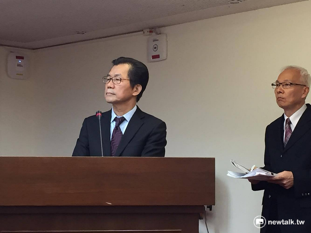 環保署長李應元8日在立法院宣布，未來如廁後用過的衛生紙，將丟入馬痛內，而非垃圾桶。 圖：鄭佑漢/攝
