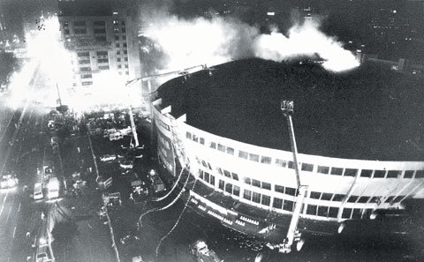 1988年11月20日晚間，台北市中華體育館發生火災。 圖：翻攝網路。