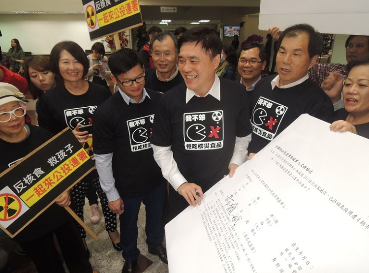 國民黨副主席郝龍斌發起「反對日本核災食品進口台灣」的公投連署，卻遭質疑與國民黨主席的選舉有關；郝龍斌痛批是民進黨模糊焦點的作法。 圖：陳冠廷/攝