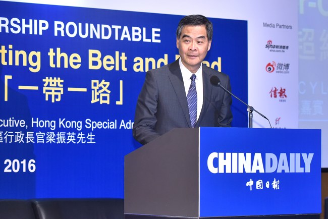 香港特首梁振英民調低迷，圖為他7日出席《中國日報》亞洲領袖圓桌論壇午餐會，在午餐會上致辭。 圖：翻攝香港特別行政區官網