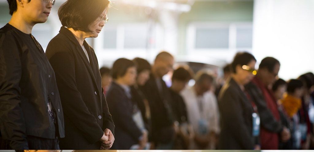 總統蔡英文10日在景美人權文化園區與全體與會人士共同為所有政治受難者默哀祈福。 圖：總統府提供