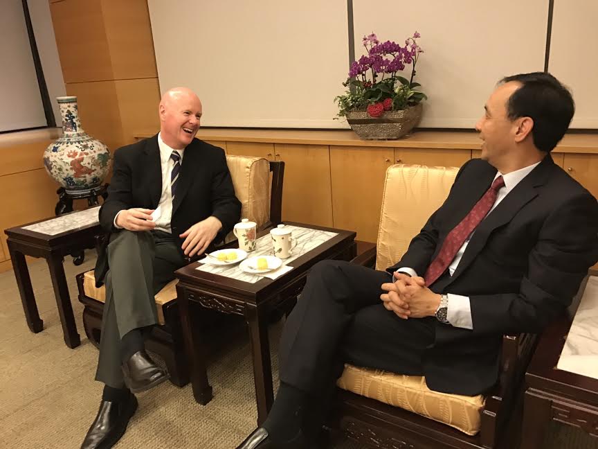 新北市長朱立倫9日晚上與美國前副總統錢尼（Cheney, Richard B.)的國安顧問葉望輝（Stephen Yates），在市府的18樓貴賓室晤談約90分鐘。 圖:新北市政府提供