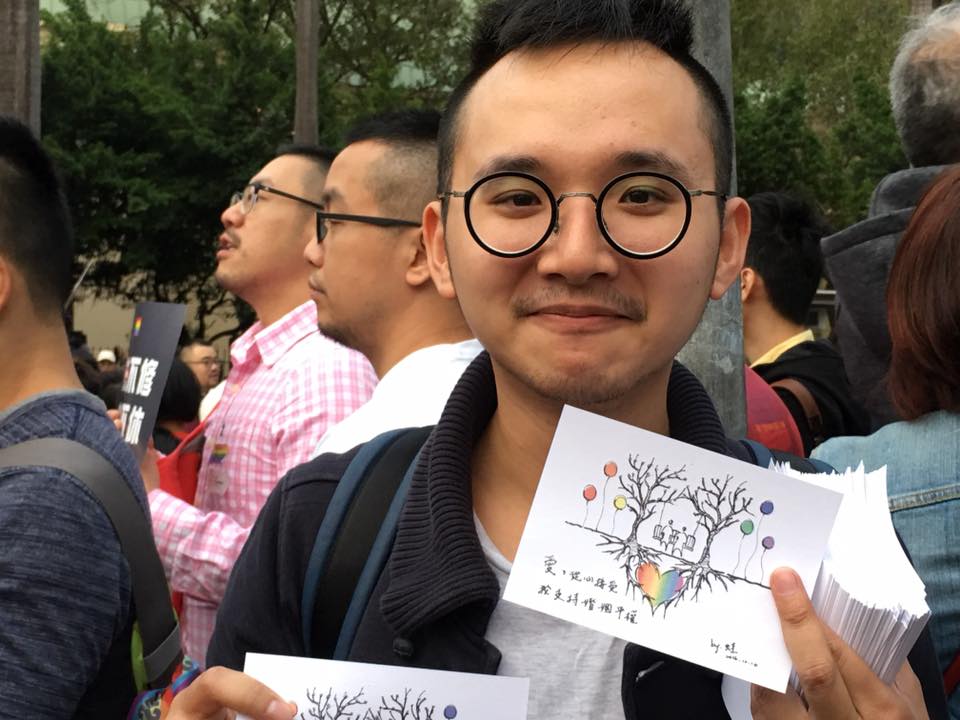 有靦腆的男生自繪美麗的「愛，從心接受，我支持婚姻平權」卡片，還自費印了200多張彩色印刷，發送給參與的群眾。 圖：謝莉慧/攝