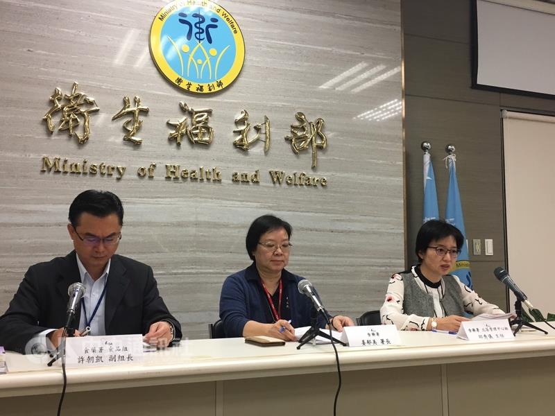 為了防止日本核災區製造醬料包違法闖關，食藥署長姜郁美（中）12日宣布，即起邊境將針對日本食品逐一拆解，確認產地，並強化小包裝醬料包輻射檢驗。 圖：中央社