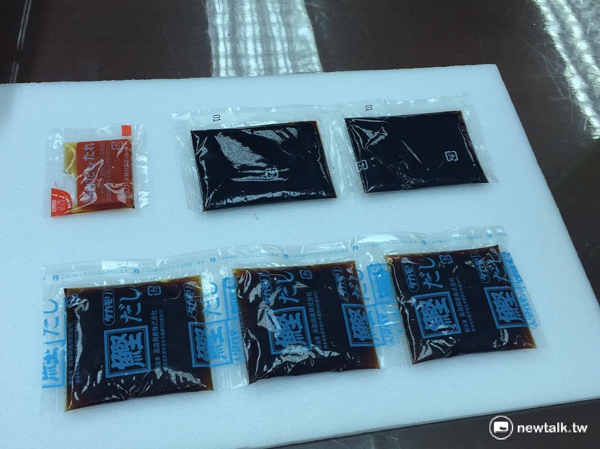 立法院國民黨團提供許多泡麵、烏龍麵內附的醬包，完全未印上產地標示。 圖：鄭佑漢/攝