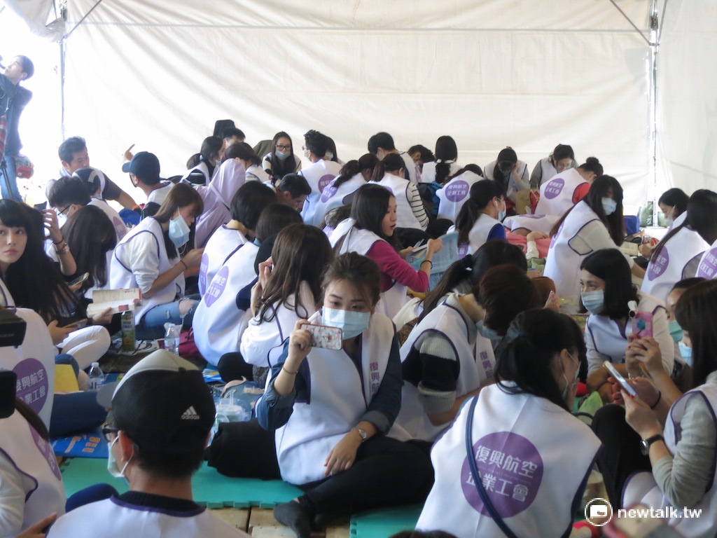 復航企業工會12日號召百人赴董事長林明昇內湖住處樓下抗議，並將連續夜宿10天。 圖：呂佳峻/攝