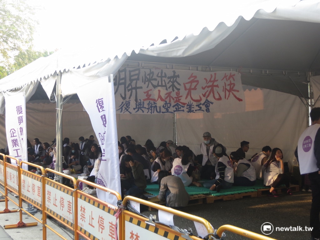 復興航空企業工會12日號召百位空服員至董事長林明昇住處樓下抗議。 圖：呂佳峻/攝
