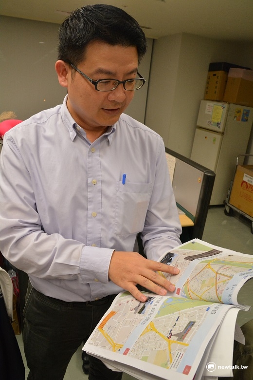 新北市政府交通局秀出捷運機場線新北市境內接駁運具的資料，強調接駁公車沒有問題。 圖：陳冠廷/攝