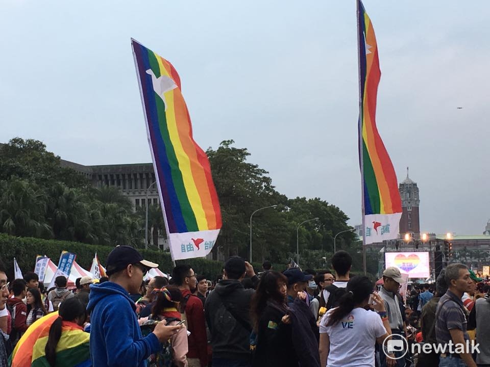 登記結婚遭拒絕，3對同性伴侶向法院聲請行政訴訟。台北高等行政法院今天表示，由於釋憲後2年修法期限未屆滿，宣判撤銷訴願決定與處分，這也是釋憲後第一個開庭的同性結婚登記個案。 圖：謝莉慧/攝