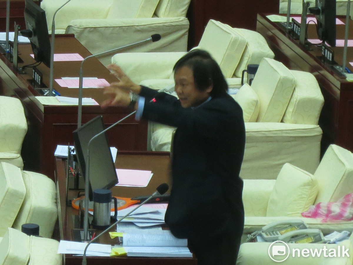 民進黨台北市議員王世堅批評，北農現任總經理韓國瑜有3大罪狀，包括其流氓行徑、不務正業、怠忽職守。 圖：呂佳峻/攝