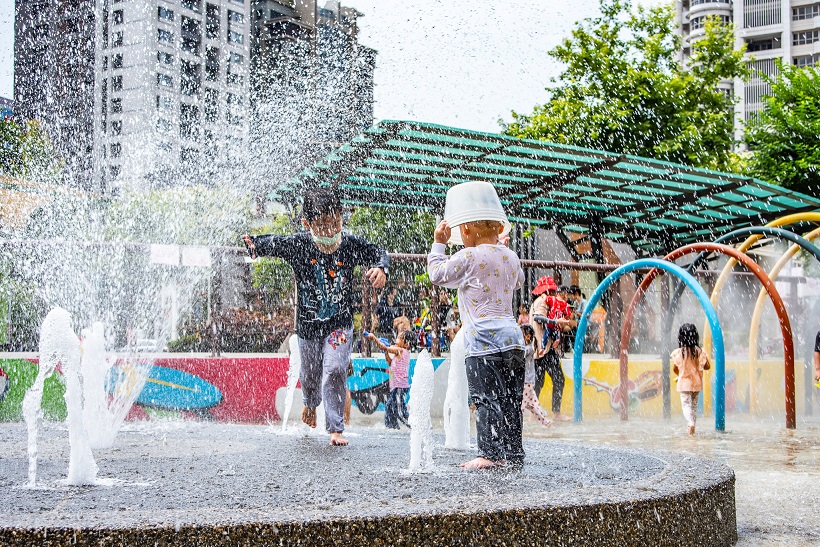 塭仔底濕地公園戲水池小朋友玩得不亦樂乎。 圖：新北市水利局/提供