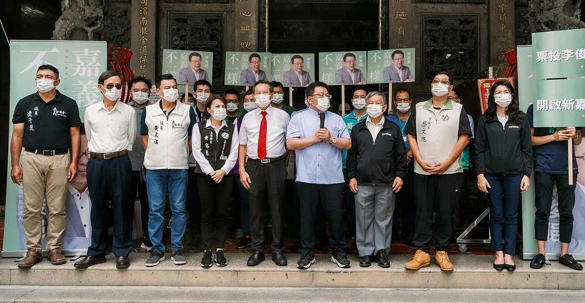 民進黨嘉義市長參選人李俊俋在嘉義市城隍廟前舉行黨公職團結誓師大會，誓言打一場高格調的選戰，讓嘉義不一樣，「贏回嘉義、黨籍議員全壘打」。 圖：取自李俊俋臉書