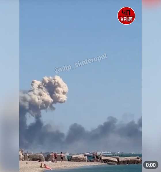 克里米亞半島一處俄羅斯薩基空軍基地9日發生大爆炸，爆炸引起的濃煙猛然竄起，正在附近海灘做日光浴的遊客紛紛走避。 圖：翻攝自ekhokavkaza.com