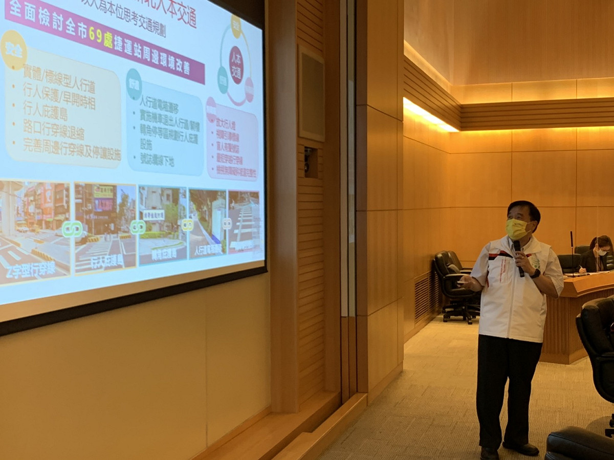 交通局長鍾鳴時作專案報告。 圖：新北市交通局提供