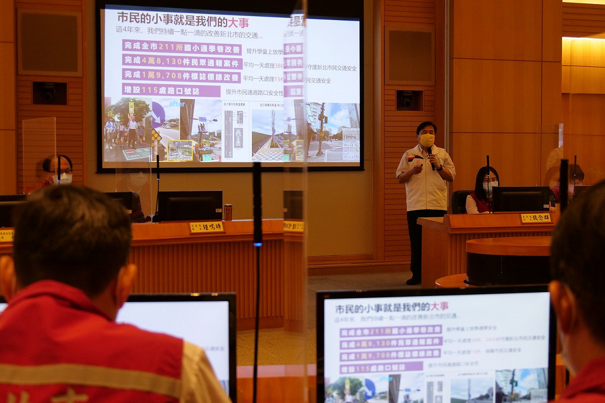 新北市長侯友宜等人聽取交通局長鍾鳴時作專案報告。 圖：新北市交通局提供