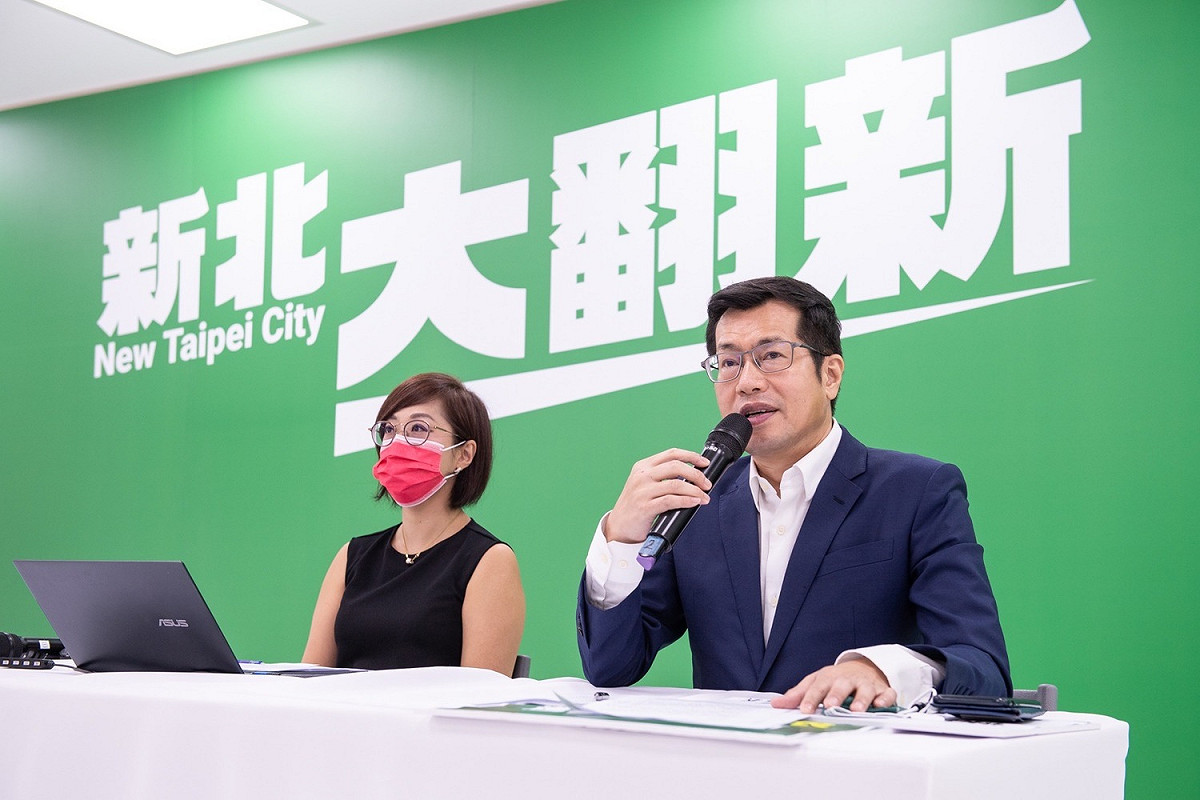 羅致政表示，新北市400萬市民不需要再等待，市政大翻新不用再等四年。 圖：林佳龍競選辦公室提供