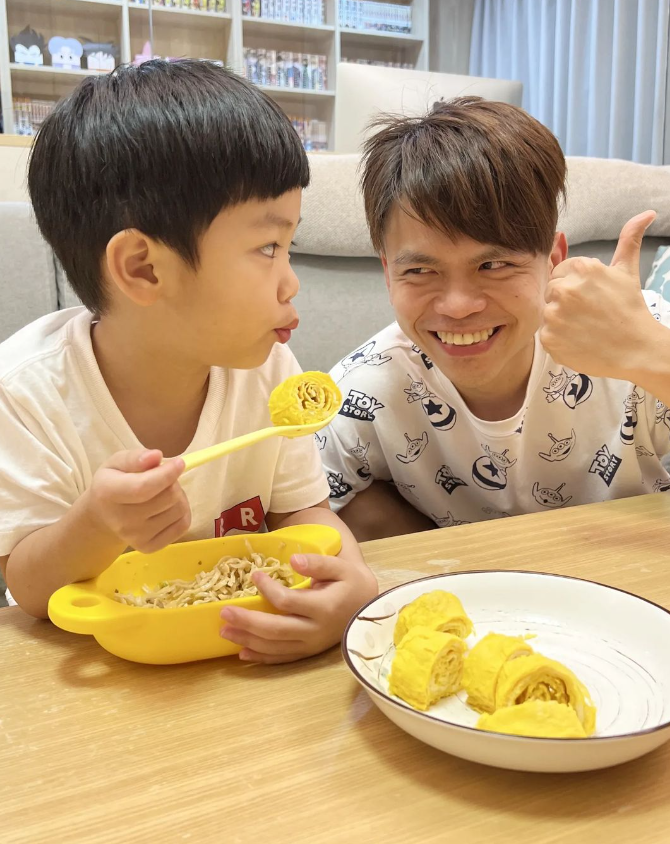 蔡阿嘎與大兒子「蔡桃貴」。