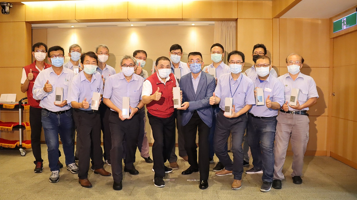 侯友宜頒發工安獎。 圖：新北市勞檢處提供