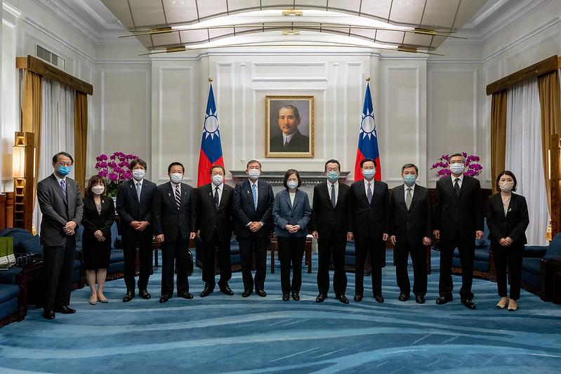 日本新防衛大臣濱田靖一(總統蔡英文右二)，7月下旬曾組「思考日本安全保障議員之會」訪台，晉見蔡英文總統。 圖：翻攝總統府網站(資料照片)