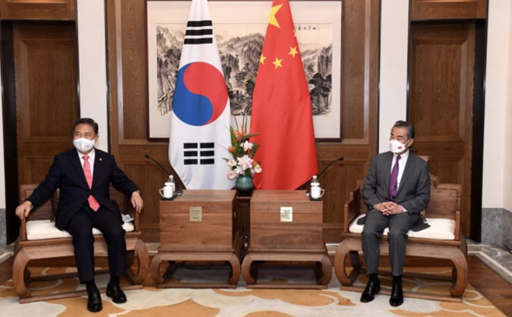 韓國外交部長樸振(左)9日會面中國外長王毅(右)。 圖：翻攝自中國外交部官網