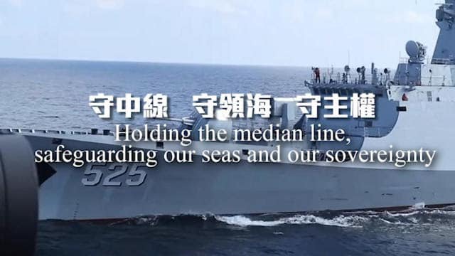 「國防部發言人」臉書粉絲專頁釋出「國軍在，安全永遠在」影片，海軍艦艇近距離監控解放軍「054」護衛艦「馬鞍山號(舷號525)」。 圖：翻攝國防部發言人臉書