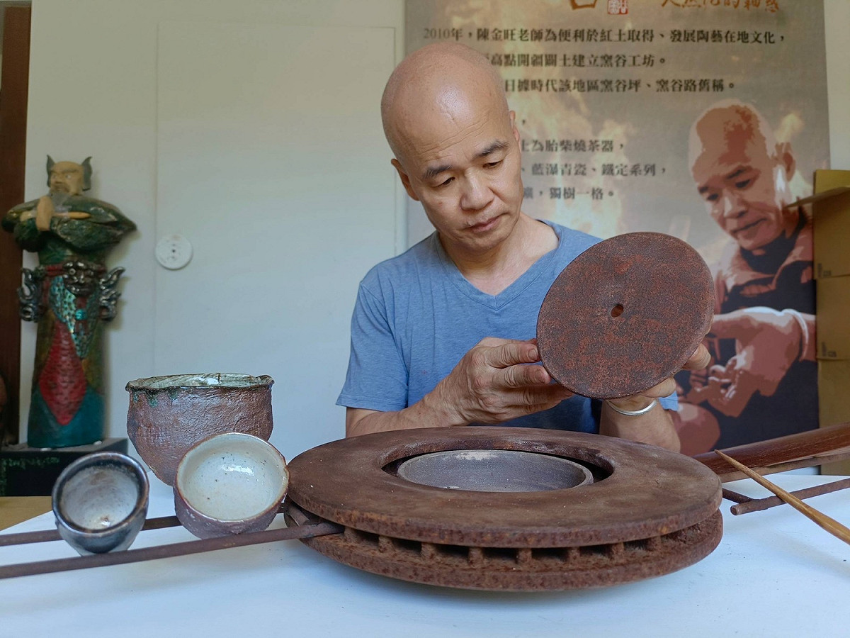 窯谷工坊的陳金旺以回收物組成創意茶器。 圖：陳金旺提供
