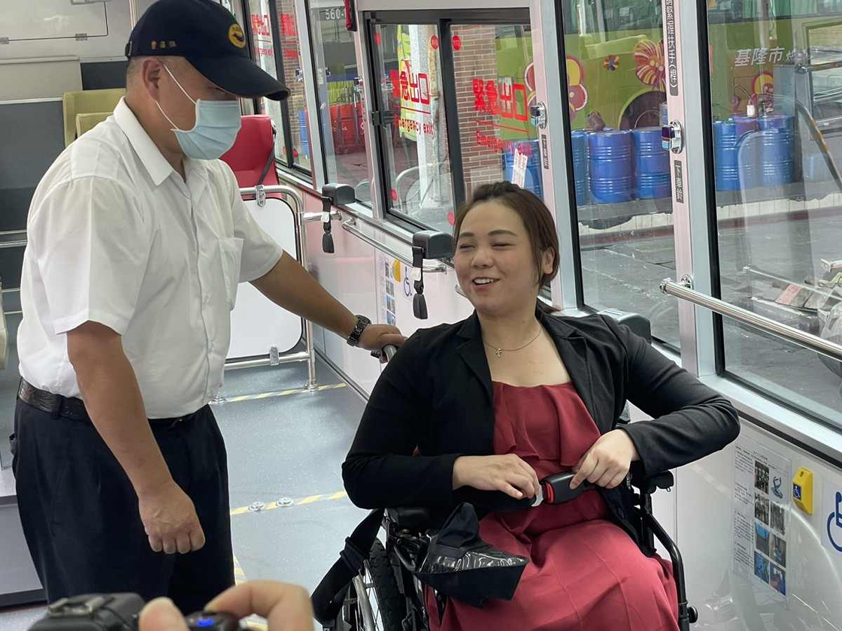 林欣蓓受邀體驗大都會客運彩虹公車大復康巴士，讚不絕口。 圖：大都會客運提供