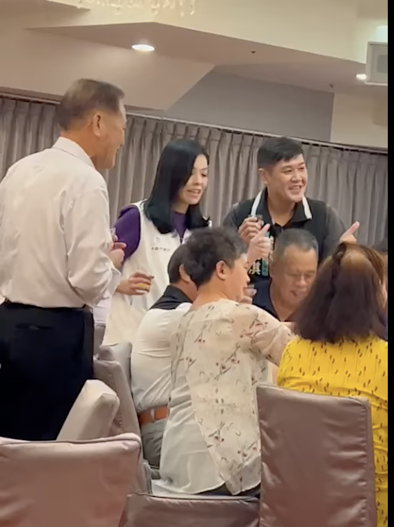 民眾黨新竹市長參選人高虹安（中）與前新竹市長許明財等人逐桌敬茶，違反防疫規定。 圖：翻攝新竹市爆料公社影片畫面