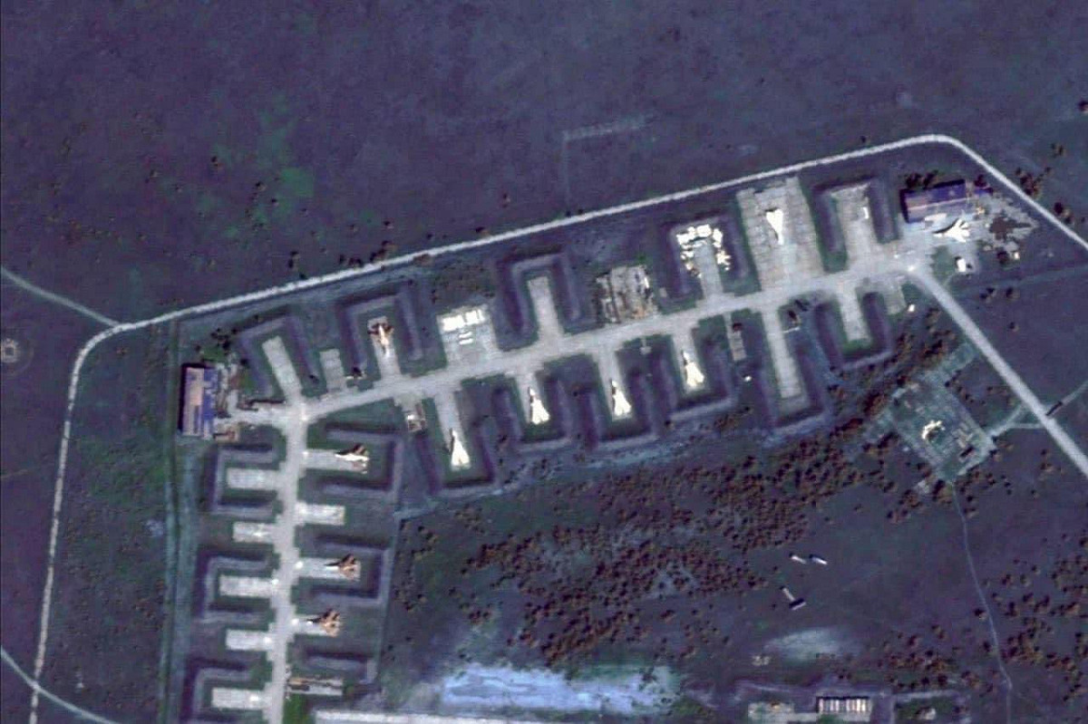 克里米亞的沙奇空軍基地被轟炸前的衛星影像。 圖：翻攝自推特