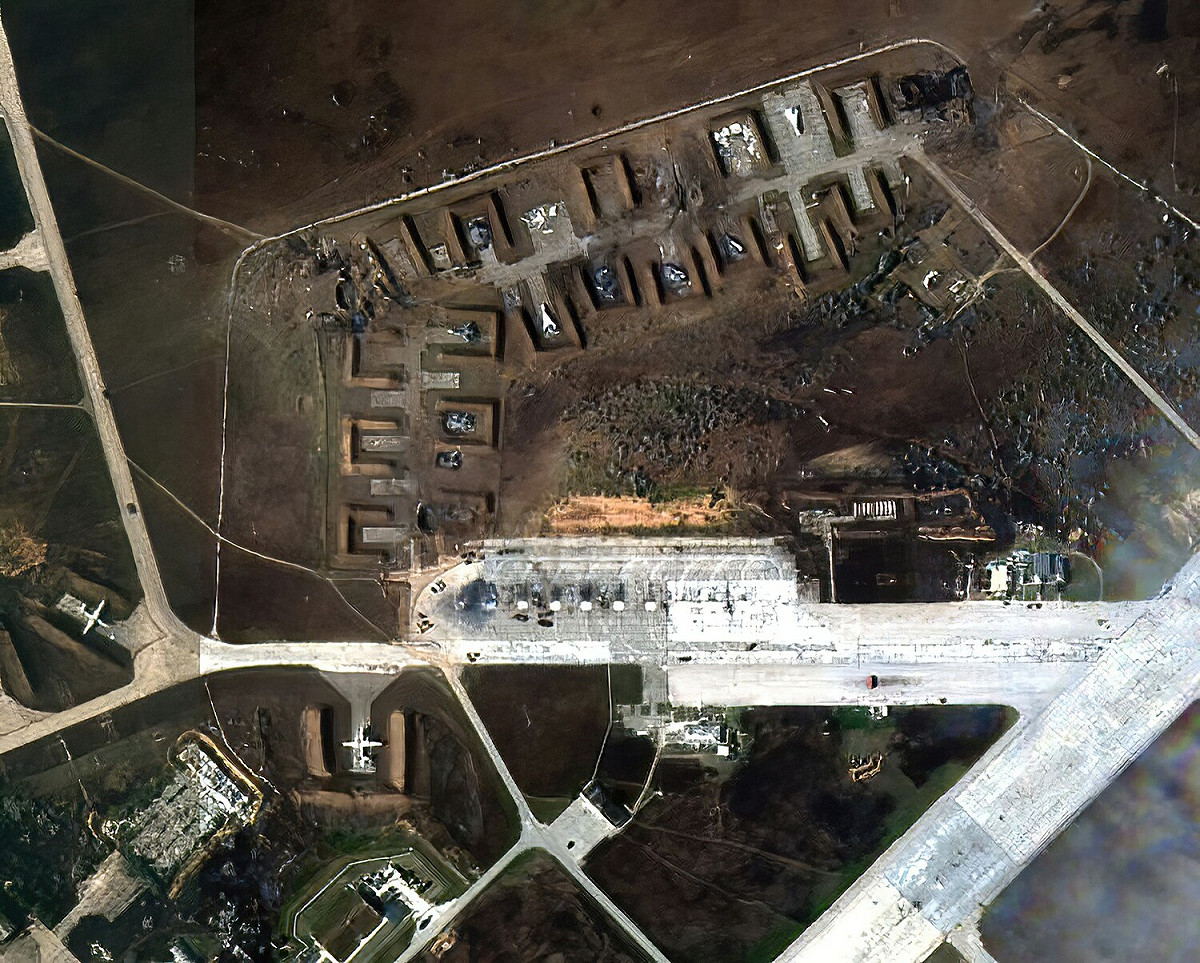 沙奇空軍基地被轟炸後的衛星影像，可見多架戰鬥機被燒毀。 圖：翻攝自推特（資料照）