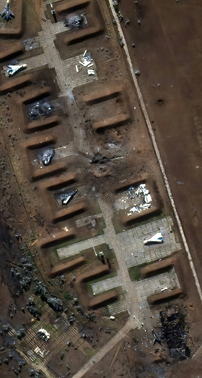 沙奇空軍基地被轟炸後的衛星影像，可見多架戰鬥機被燒毀。 圖：翻攝自推特